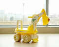 Correpasillos Infantil Excavadora con Brazo Funcional — Verde, Rosa o Amarillo